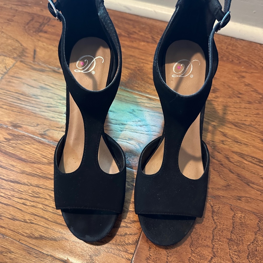 Delicious Black T-Strap Peep-Toe Heels with Ankle Buckle